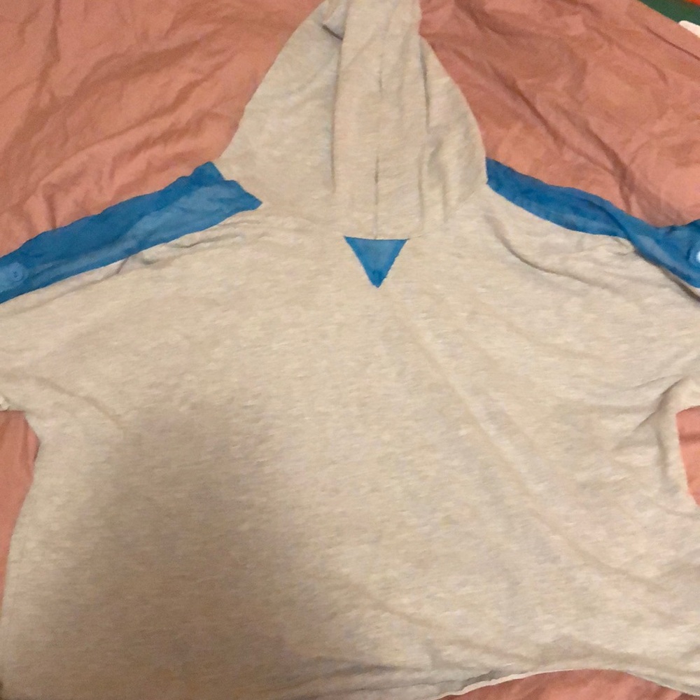 I’m selling a shirt like hoodie